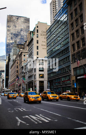 Yellow Cabs durch Manhattan, New York City, März 2013. Stockfoto