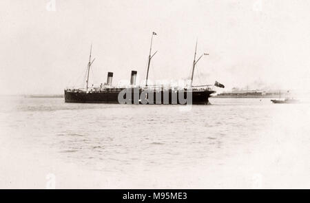 1889 Foto-RMS Teutonic - aus einem Album der Bilder im Zusammenhang mit der Einführung des Schiffes, die von Harland und Wolff in Belfast gebaut wurde, für die White Star Line - später Bekanntheit zu erreichen, da der Inhaber der Titanic. Das Album zeigt das Innere des Schiffes, Mitglied der Besatzung, Kreuzfahrten, inklusive einem Besuch an Bord durch den Deutschen Kaiser und den Prinzen von Wales, sowie viele Bilder von anderen Besuchern. Dieses Bild - Germanische in den Fluss Mersey Stockfoto