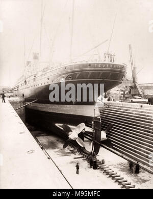 1889 Foto-RMS Teutonic - aus einem Album der Bilder im Zusammenhang mit der Einführung des Schiffes, die von Harland und Wolff in Belfast gebaut wurde, für die White Star Line - später Bekanntheit zu erreichen, da der Inhaber der Titanic. Das Album zeigt das Innere des Schiffes, Mitglied der Besatzung, Kreuzfahrten, inklusive einem Besuch an Bord durch den Deutschen Kaiser und den Prinzen von Wales, sowie viele Bilder von anderen Besuchern. Dieses Bild - Germanische im graving Dock, Liverpool Stockfoto