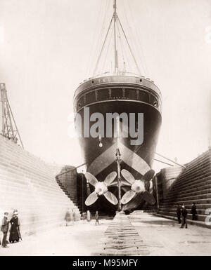 1889 Foto-RMS Teutonic - aus einem Album der Bilder im Zusammenhang mit der Einführung des Schiffes, die von Harland und Wolff in Belfast gebaut wurde, für die White Star Line - später Bekanntheit zu erreichen, da der Inhaber der Titanic. Das Album zeigt das Innere des Schiffes, Mitglied der Besatzung, Kreuzfahrten, inklusive einem Besuch an Bord durch den Deutschen Kaiser und den Prinzen von Wales, sowie viele Bilder von anderen Besuchern. Dieses Bild - Germanische im graving Dock, Liverpool Stockfoto