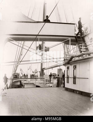 1889 Foto-RMS Teutonic - aus einem Album der Bilder im Zusammenhang mit der Einführung des Schiffes, die von Harland und Wolff in Belfast gebaut wurde, für die White Star Line - später Bekanntheit zu erreichen, da der Inhaber der Titanic. Das Album zeigt das Innere des Schiffes, Mitglied der Besatzung, Kreuzfahrten, inklusive einem Besuch an Bord durch den Deutschen Kaiser und den Prinzen von Wales, sowie viele Bilder von anderen Besuchern. Dieses Bild-Deck des Deutschen Ordens Stockfoto
