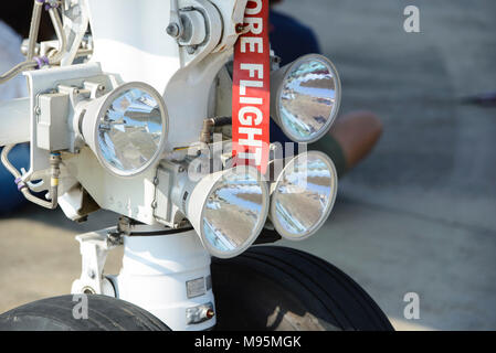 Vordere Flugzeug Lichter und Fahrwerk Stockfoto