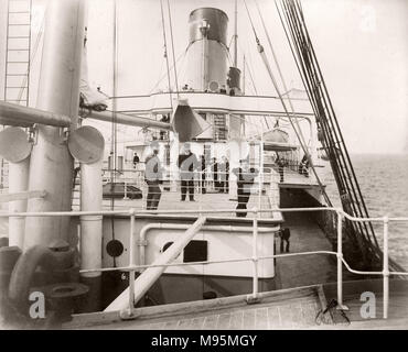 1889 Foto-RMS Teutonic - aus einem Album der Bilder im Zusammenhang mit der Einführung des Schiffes, die von Harland und Wolff in Belfast gebaut wurde, für die White Star Line - später Bekanntheit zu erreichen, da der Inhaber der Titanic. Das Album zeigt das Innere des Schiffes, Mitglied der Besatzung, Kreuzfahrten, inklusive einem Besuch an Bord durch den Deutschen Kaiser und den Prinzen von Wales, sowie viele Bilder von anderen Besuchern. Dieses Bild-Deck des Deutschen Ordens Stockfoto