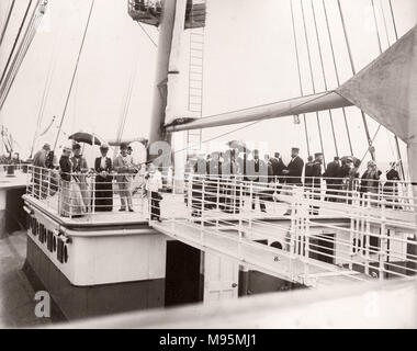 1889 Foto-RMS Teutonic - aus einem Album der Bilder im Zusammenhang mit der Einführung des Schiffes, die von Harland und Wolff in Belfast gebaut wurde, für die White Star Line - später Bekanntheit zu erreichen, da der Inhaber der Titanic. Das Album zeigt das Innere des Schiffes, Mitglied der Besatzung, Kreuzfahrten, inklusive einem Besuch an Bord durch den Deutschen Kaiser und den Prinzen von Wales, sowie viele Bilder von anderen Besuchern. Dieses Bild-Deck des Deutschen Ordens Stockfoto