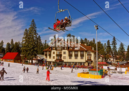 Hotel Ice Angels und Martinovi Baraki Sesselbahn am Borovets Ski Resort, Targovishte, Bulgarien. Stockfoto
