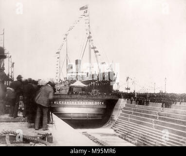 1889 Foto-RMS Teutonic - aus einem Album der Bilder im Zusammenhang mit der Einführung des Schiffes, die von Harland und Wolff in Belfast gebaut wurde, für die White Star Line - später Bekanntheit zu erreichen, da der Inhaber der Titanic. Das Album zeigt das Innere des Schiffes, Mitglied der Besatzung, Kreuzfahrten, inklusive einem Besuch an Bord durch den Deutschen Kaiser und den Prinzen von Wales, sowie viele Bilder von anderen Besuchern. Dieses Bild - Prinz Albert Victor führt die Eröffnung des Alexandra GarvindgDock bei Harland und Wollf in Belfast mit RMS Teutonischen im Hintergrund. Stockfoto