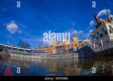 AMSTERDAM, NIEDERLANDE, MÄRZ, 10 2018: Im freien Blick auf den Hauptbahnhof in Amsterdam Stockfoto