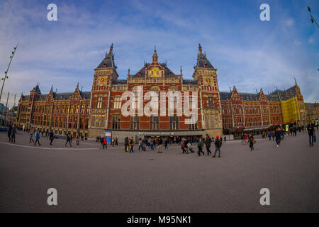 AMSTERDAM, NIEDERLANDE, MÄRZ, 10 2018: Im Freien von unbekannten Menschen zu Fuß in Amsterdam Central Station Stockfoto