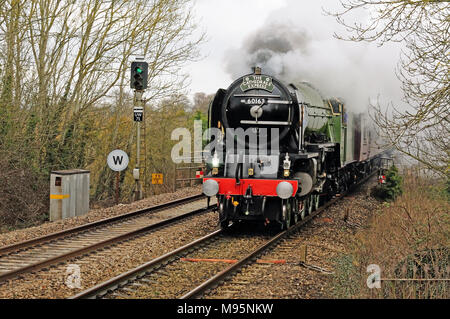 Der Cathedrals Express, der durch Pewsey raste, wird von der Klasse A1 Pacific No 60163 Tornado gezogen. 14.. Februar 2010. Stockfoto
