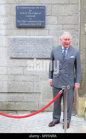 Der Prinz von Wales stellt eine Plakette seinen Besuch in der Alten Schule an der Kathedrale von Truro Cathedral in Cornwall, wo er Gemeinschaft Gruppen und Unternehmen die Nutzung der neu renovierten Alten Kathedrale Schule zu gedenken. Stockfoto