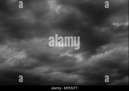 Stratocumulus Wolken düsterer in Richtung spät abends. Stockfoto