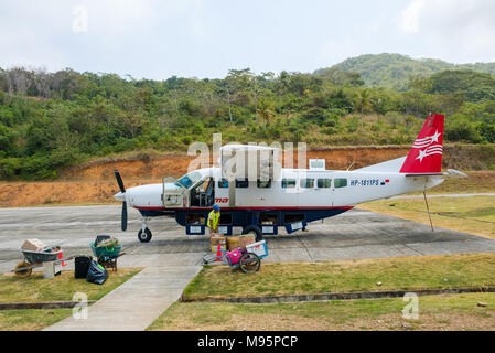 Puerto Marceau, Panama - März 2018: Kleine Passagier propeller Flugzeug von Air Panama Boarding für den Flug nach Panama City Stockfoto