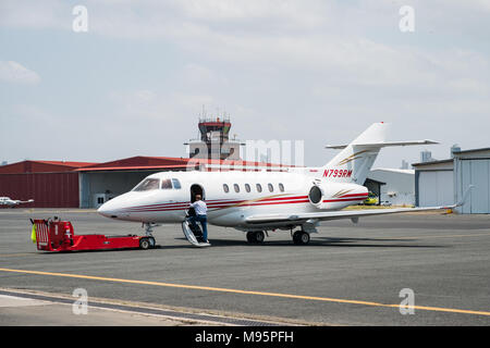 Panama City, Panama - März 2018: Private Jet, Raytheon Hawker 800 XP am Panama City Albrook Flughafen Stockfoto