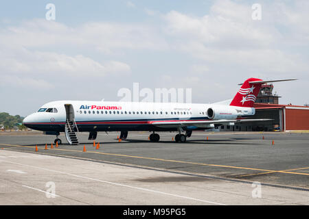 Panama City, Panama - März 2018: Air Panama Flugzeug, Fokker 100 am Panama City Flughafen Stockfoto