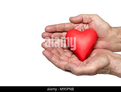 Die Hände des alten Mann mit roten Herzen. Beschneidungspfad enthalten. Stockfoto