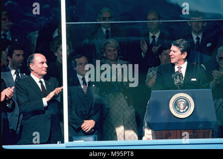 Präsident Ronald Reagan und Francois Mitterrand Frankreichs bei den zweihundertsten Jahrestag der Britischen Kapitulation bei Yorktown. Foto von Dennis Brack Stockfoto