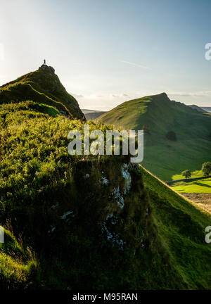 Wanderer auf dem Gipfel des Parkhaus Hügel auf der Suche nach Chrom Hill und der Drache Zurück in obere Dovedale im Peak District National Park, Großbritannien Stockfoto