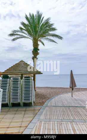 Schönen öffentlichen Sandstrand am Roten Meer in Eilat mit stro Schirme