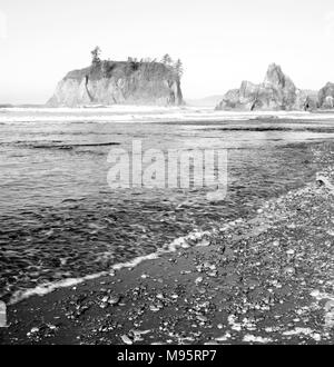 Platz Zusammensetzung rocky Oregon Strand Wellen schlagen, Täuschungen und Waschen uo am Ufer Stockfoto