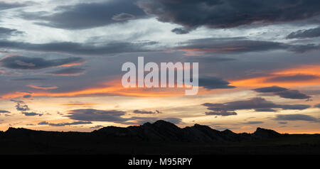 Sonnenuntergang über Yellowstone Western Hill Country graue Wolken orange Abschnitte Stockfoto