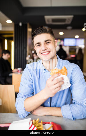 Der Mensch ist das Essen in einem Restaurant und genießen Sie leckeres Essen Stockfoto