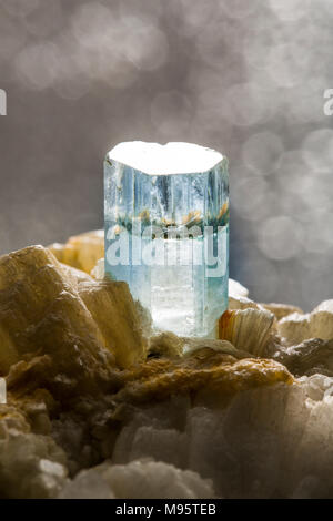Nahaufnahme eines Aquamarin Kristall auf dunklem Hintergrund Stockfoto