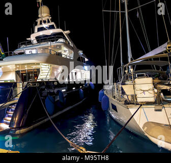 Mega Luxus Yacht. an der Marina im Sommer abends vertäut. Stockfoto