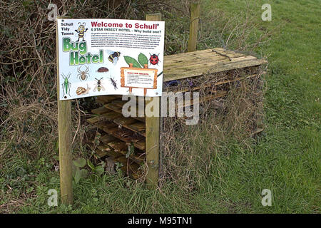 Anweisungen zur Herstellung des in Insekten freundlich Lebensraum in einem lokalen Park. Stockfoto