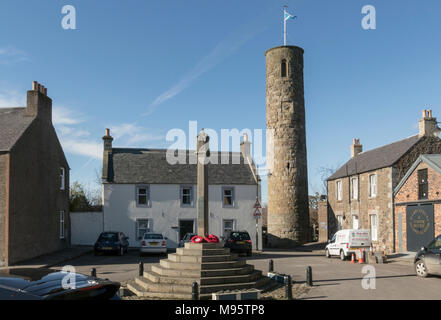 Ein irischer Stil runder Turm ist in der Mitte des Dorfes Abernethy, Perthshire, Schottland, Großbritannien. Stockfoto