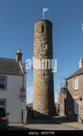 Ein irischer Stil runder Turm ist in der Mitte des Dorfes Abernethy, Perthshire, Schottland, Großbritannien. Stockfoto