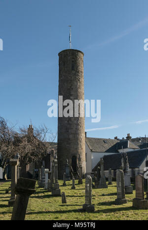 Ein irischer Stil runder Turm ist in der Mitte des Dorfes Abernethy, Perthshire, Schottland, Großbritannien. Stockfoto