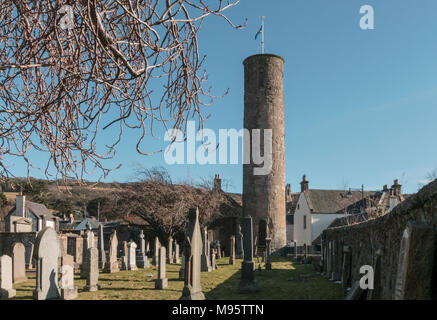 Ein irischer Stil runder Turm ist in der Mitte des Dorfes Abernethy, Perthshire, Schottland, Großbritannien. Stockfoto