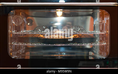 Drei Karotten Kuchen in den Backofen, Umgebungslicht. Stockfoto