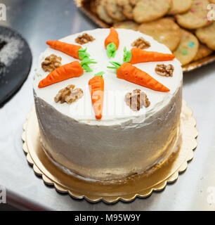 Karottenkuchen mit Cream Cheese frosting und wenig Karotten auf der Oberseite Stockfoto