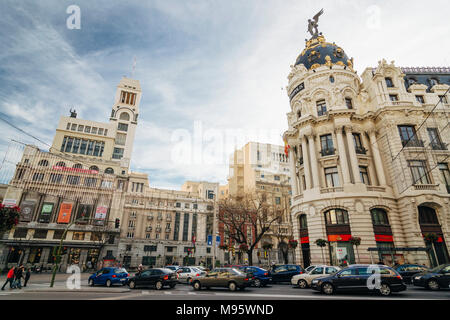 Madrid, Spanien: Wahrzeichen Metropole Gebäude in der Ecke der Calle de Alcalá und der Gran Via Straßen mit Circulo de Bellas Artes Gebäude im Hintergrund. Stockfoto