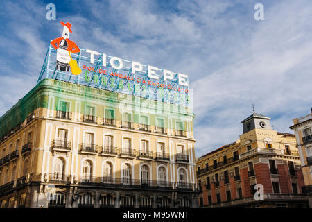 Madrid, Spanien: Landmark Tio Pepe Sherry Zeichen an der Puerta del Sol. Stockfoto