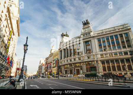 Madrid, Spanien: Alcala Straße in der Innenstadt von Madrid mit der BBVA Bank Gebäude im Jahr 1919 projiziert, der von dem Architekten Ricardo Bastida (1879-1953) und von gebaut Stockfoto
