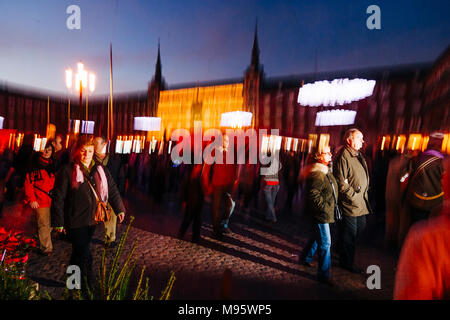 Madrid, Spanien: Die Menschen auf dem Weihnachtsmarkt in der Plaza Mayor leuchtet in der Dämmerung. Stockfoto