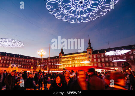 Madrid, Spanien: Die Menschen auf dem Weihnachtsmarkt in der Plaza Mayor leuchtet in der Dämmerung. Stockfoto