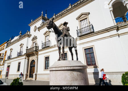 Sevilla, Andalusien, Spanien: die Menschen gehen vorbei das Reiterdenkmal auf die Gräfin von Barcelona von Bildhauer Miguel García Delgado von der Hauptverwaltung Stockfoto