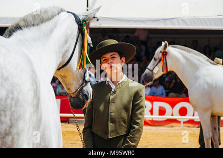 Cordoba, Andalusien, Spanien: im Andalusischen jugendlicher Reiter seine Stute Ausstellen auf der Cordoba Horse Fair. Stockfoto