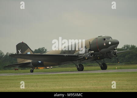 Douglas DC-3 Bereit zum Flug am Hamilton Airshow nehmen Stockfoto