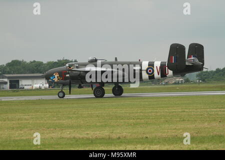 B-25 Mitchell im Flug über Hamilton Ontario Stockfoto