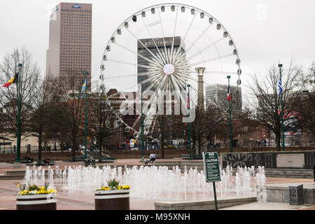 Der Centennial Olympic Park Brunnen mit seinen Riesenrad und Skyline im Hintergrund in Atlanta, Georgia, USA. Stockfoto