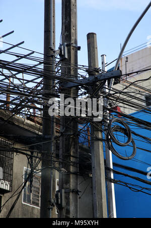 Gemischte Eletricity Linien in Anlagen in Bangkok in Thailand, Asien Stockfoto