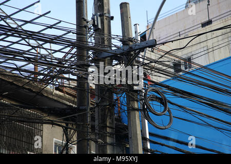 Gemischte Eletricity Linien in Anlagen in Bangkok in Thailand, Asien Stockfoto