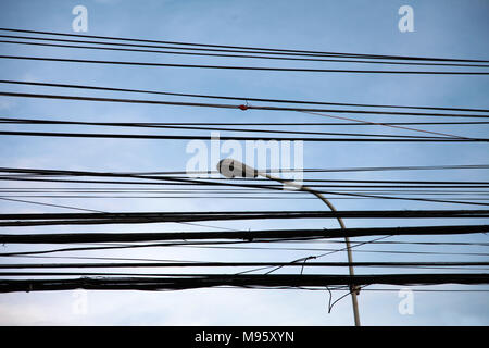 Gemischte Eletricity Linien in Anlagen in Bangkok in Thailand, Asien Stockfoto