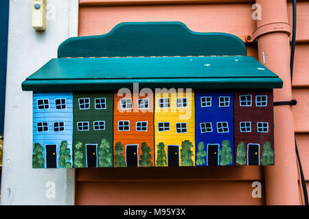 Einer der Schön handgefertigte Postbox, die viele Häuser in der Innenstadt von St. John's, Neufundland, Kanada Stockfoto