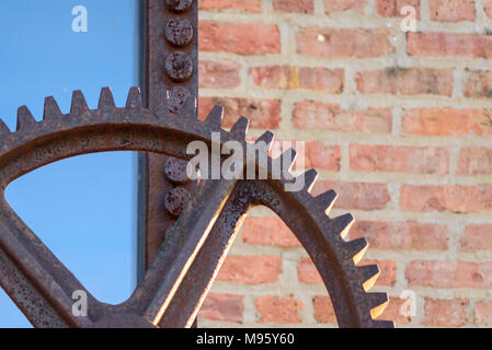 Closeup aus verrostetem Stahl Getriebe außerhalb der alten Ziegel Lager Stockfoto