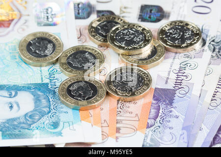 Neue lbs-Banknoten und Münzen der Währung von Großbritannien Stockfoto